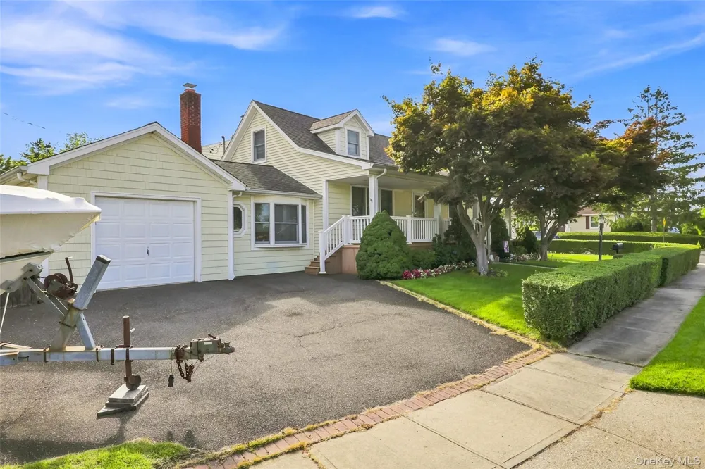 46 Woodbine Drive E Hicksville, NY 11801