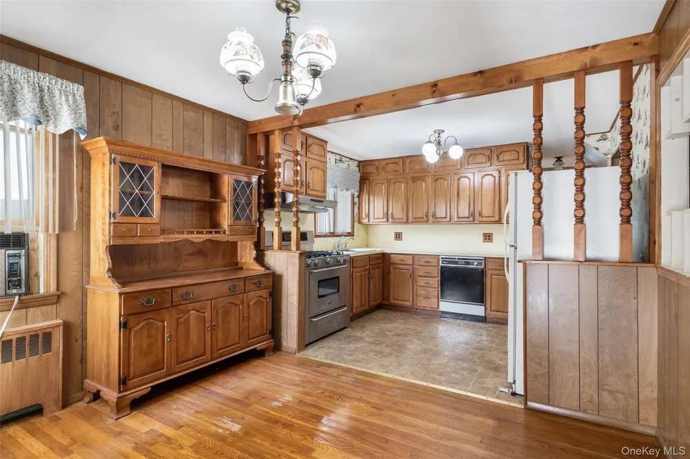 46 Woodbine Drive E Hicksville, NY 11801