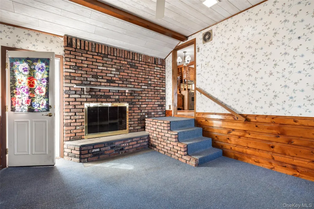46 Woodbine Drive E Hicksville, NY 11801