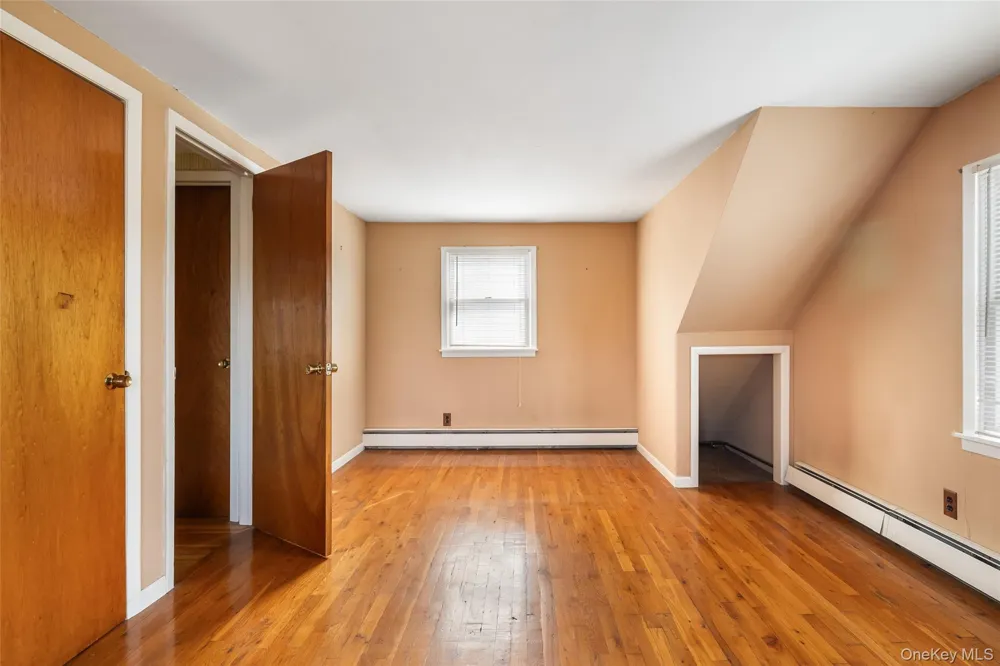 46 Woodbine Drive E Hicksville, NY 11801