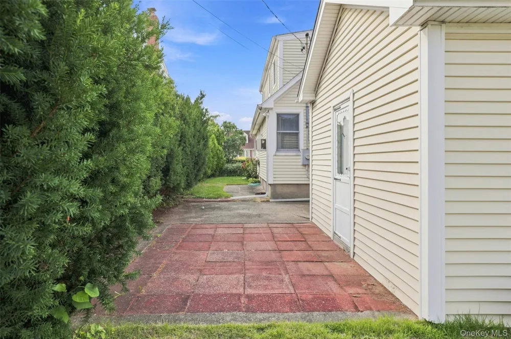 46 Woodbine Drive E Hicksville, NY 11801