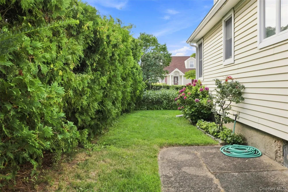 46 Woodbine Drive E Hicksville, NY 11801