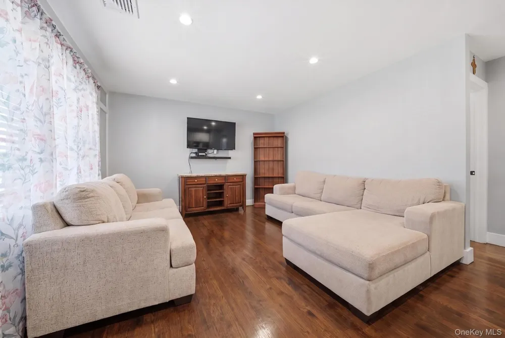18 Devon Road Bethpage, NY 11714