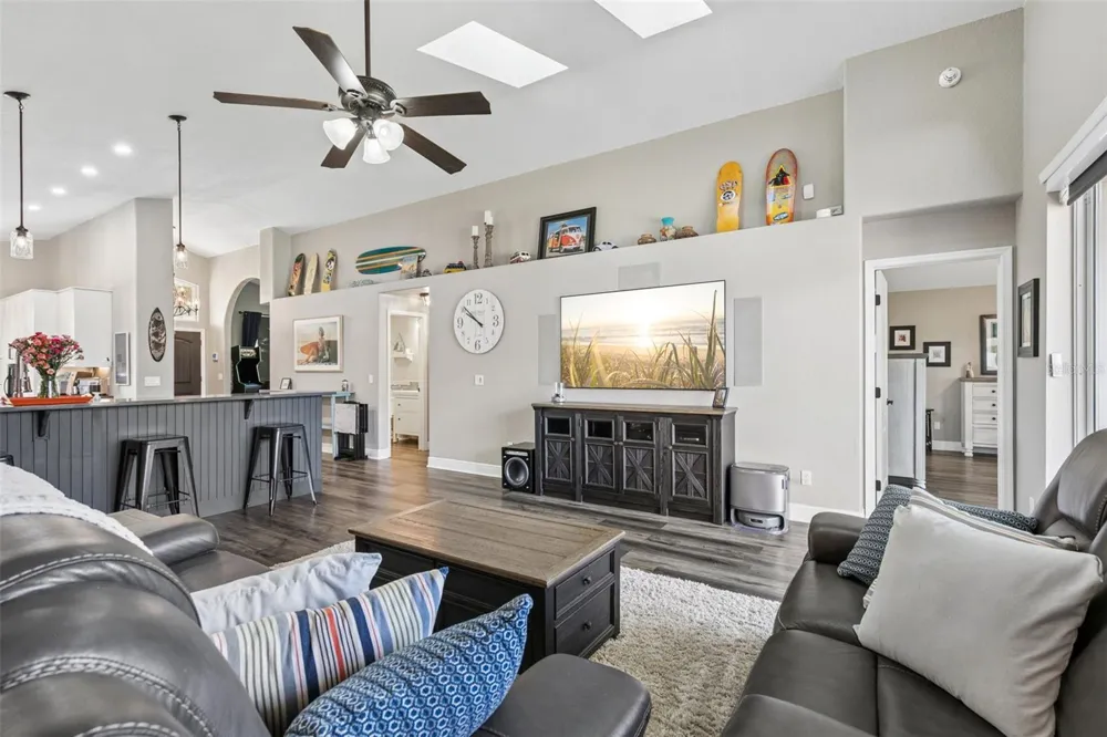725 HALLOWELL CIRCLE Orlando, FL 32828