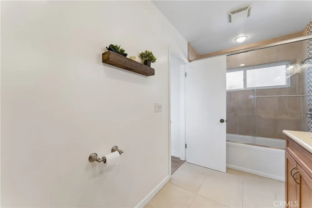 5365 Elvira Road Woodland Hills, CA 91364