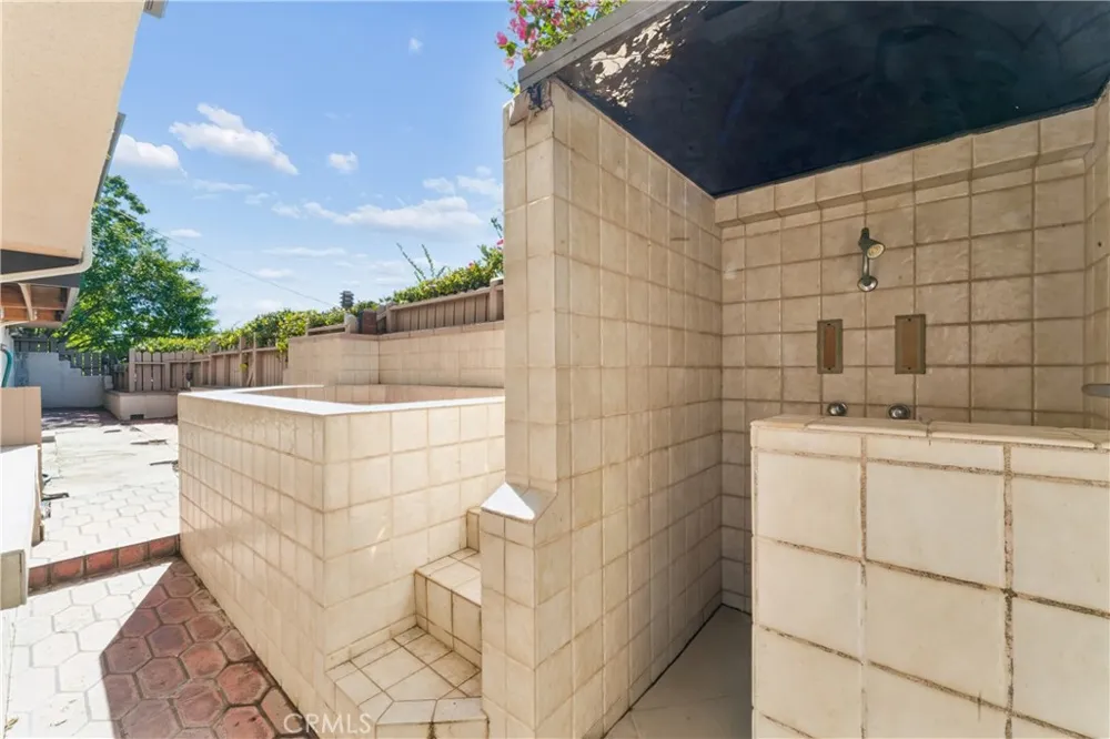 5365 Elvira Road Woodland Hills, CA 91364