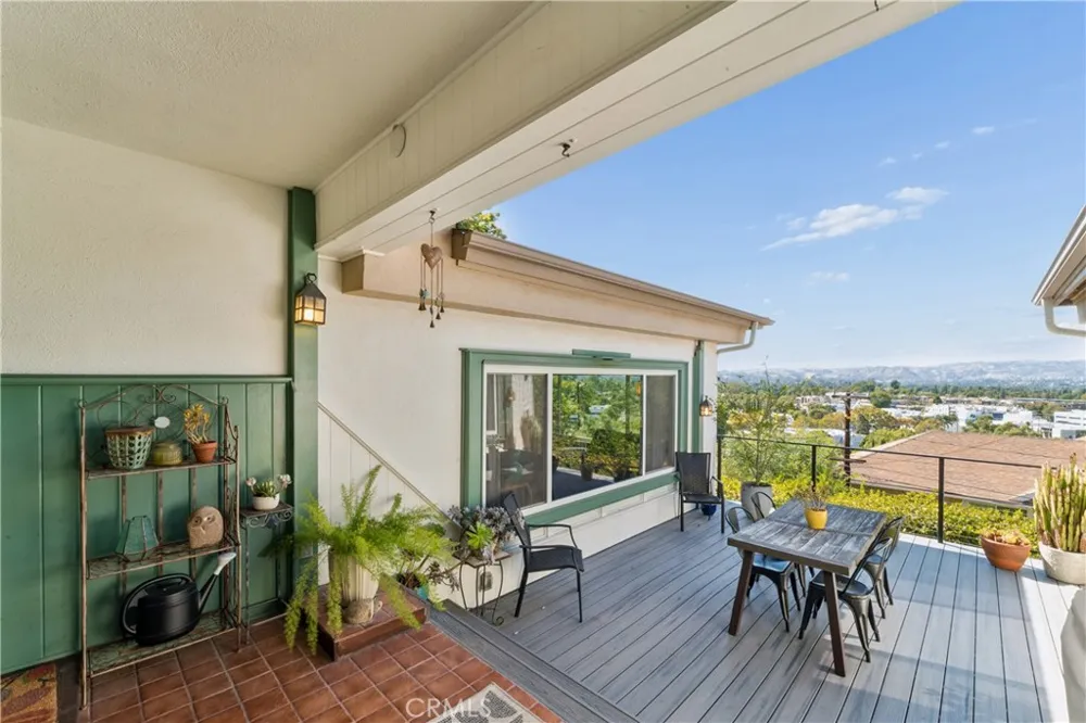5365 Elvira Road Woodland Hills, CA 91364