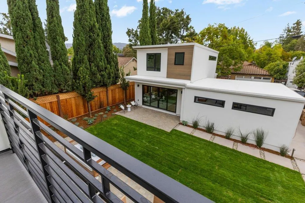 562 Palm Avenue Los Altos, CA 94022