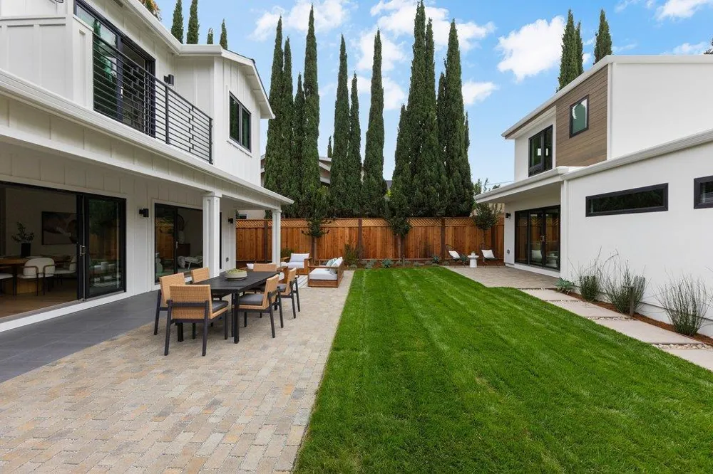 562 Palm Avenue Los Altos, CA 94022