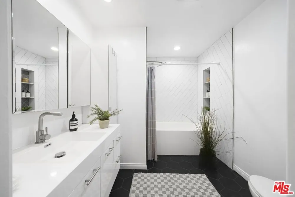 2700 E Cahuenga Boulevard #4121 Los Angeles, CA 90068