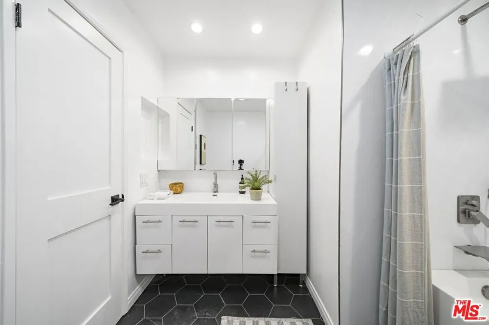 2700 E Cahuenga Boulevard #4121 Los Angeles, CA 90068