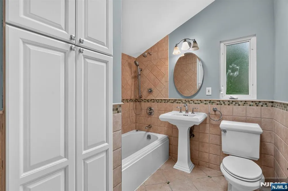 11 Lockwood Lane Closter, NJ 07624