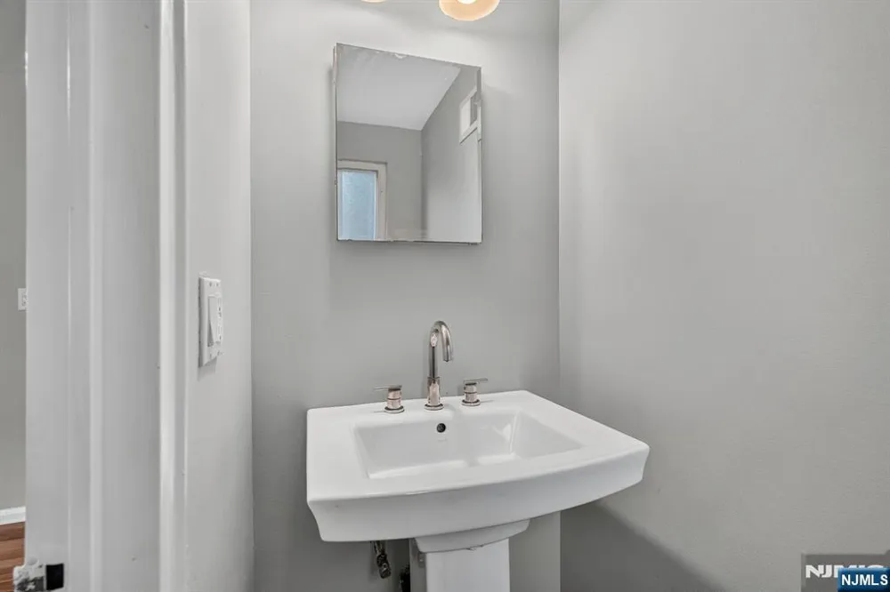 11 Lockwood Lane Closter, NJ 07624