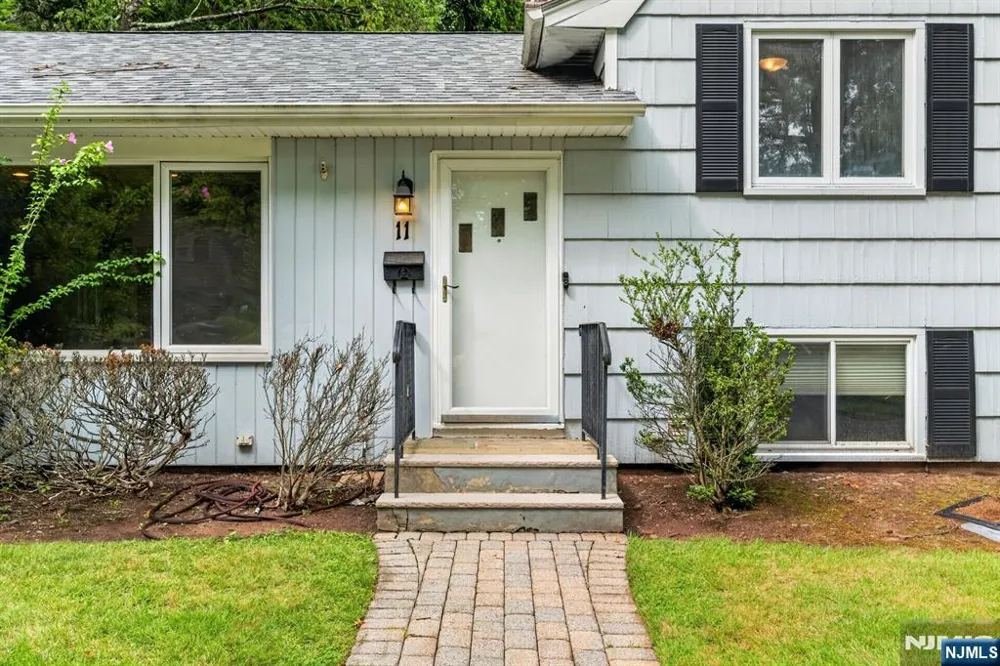 11 Lockwood Lane Closter, NJ 07624