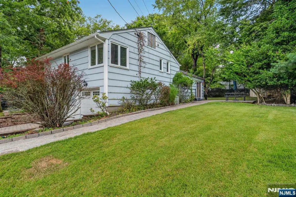 11 Lockwood Lane Closter, NJ 07624