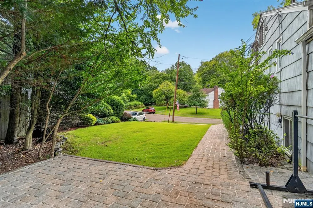 11 Lockwood Lane Closter, NJ 07624