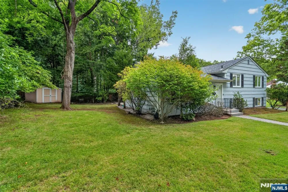 11 Lockwood Lane Closter, NJ 07624