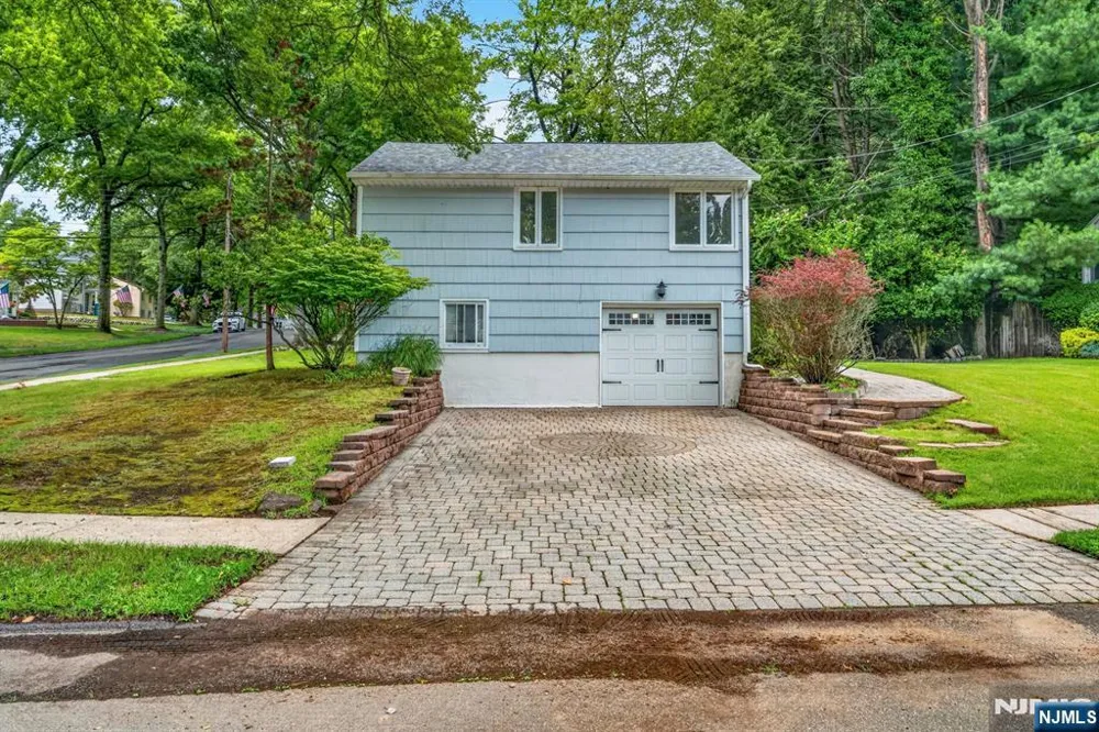 11 Lockwood Lane Closter, NJ 07624