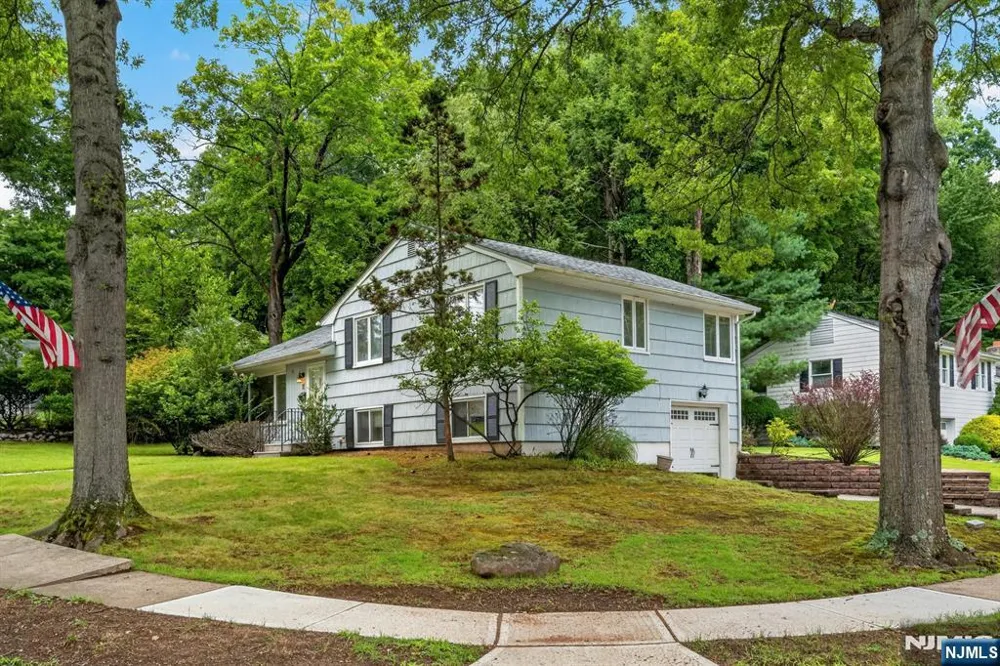 11 Lockwood Lane Closter, NJ 07624