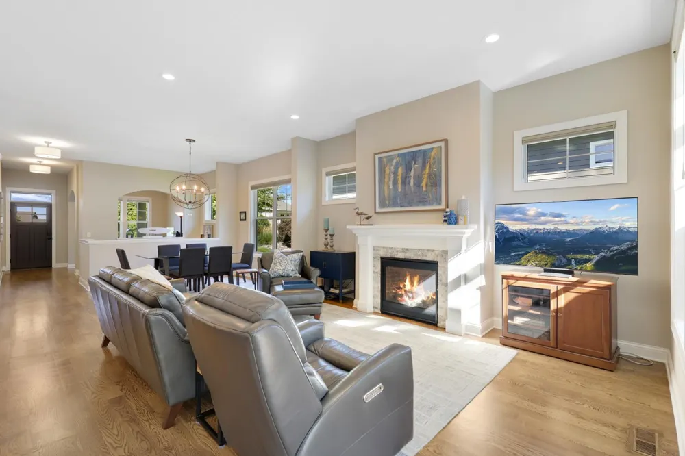 17787 Junelle Court Lakeville, MN 55044