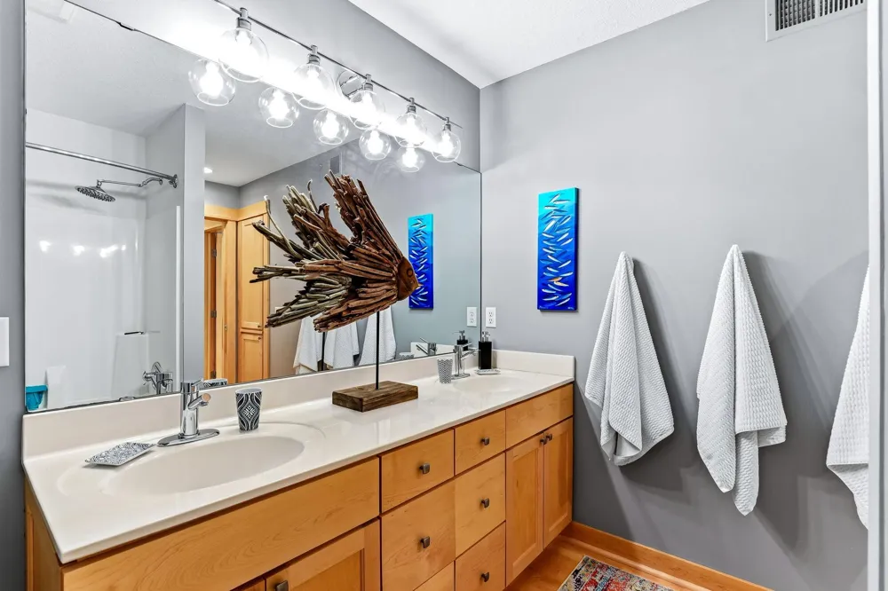 4939 Whispering Way Eagan, MN 55122