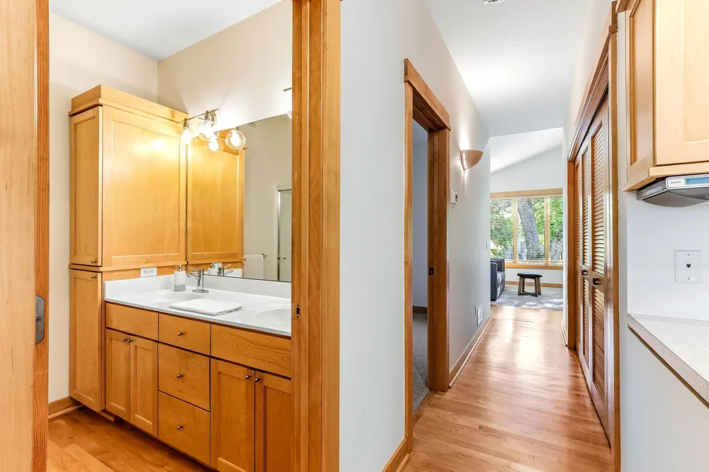 4939 Whispering Way Eagan, MN 55122
