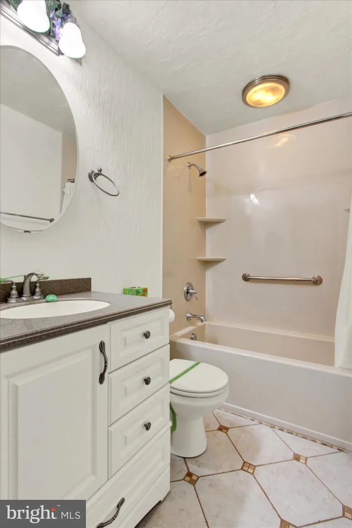 1127 CANADOCHLY RD York, PA 17406
