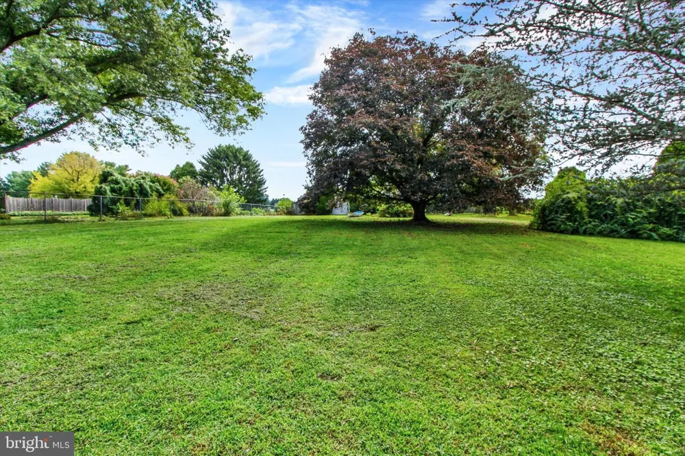 1127 CANADOCHLY RD York, PA 17406