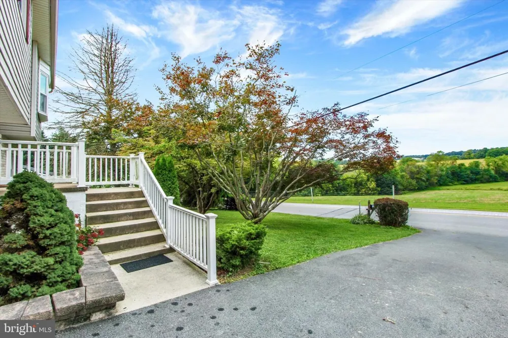 1127 CANADOCHLY RD York, PA 17406