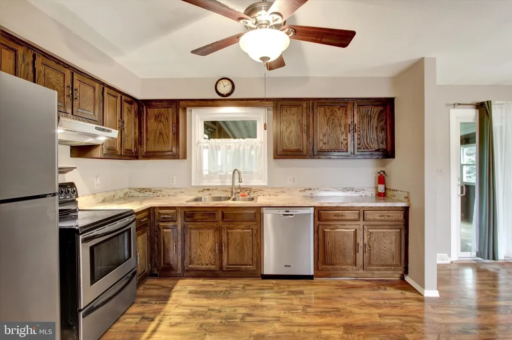 1127 CANADOCHLY RD York, PA 17406