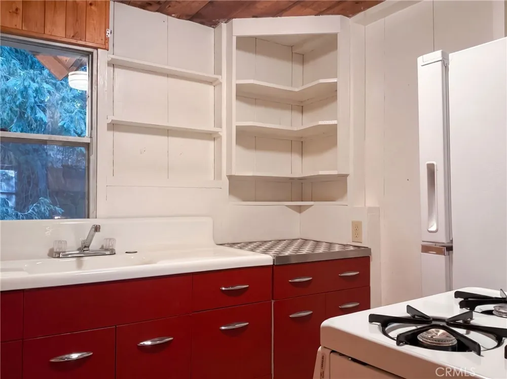 23679 Hillside Crestline, CA 92325