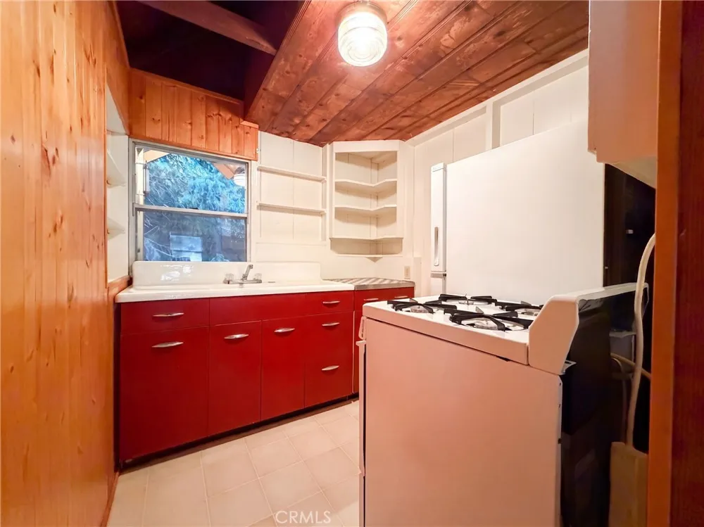 23679 Hillside Crestline, CA 92325