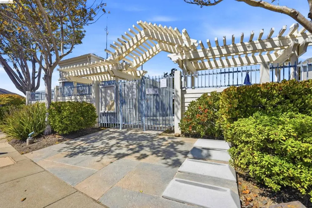 24 Southwind Cir Richmond, CA 94804