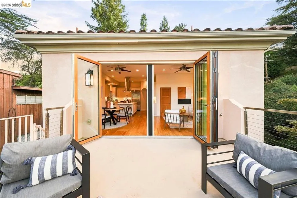 6733 Longwalk Dr Oakland, CA 94611