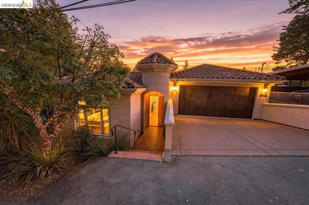6733 Longwalk Dr Oakland, CA 94611