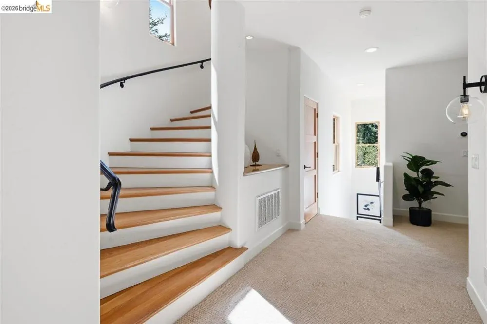 6733 Longwalk Dr Oakland, CA 94611