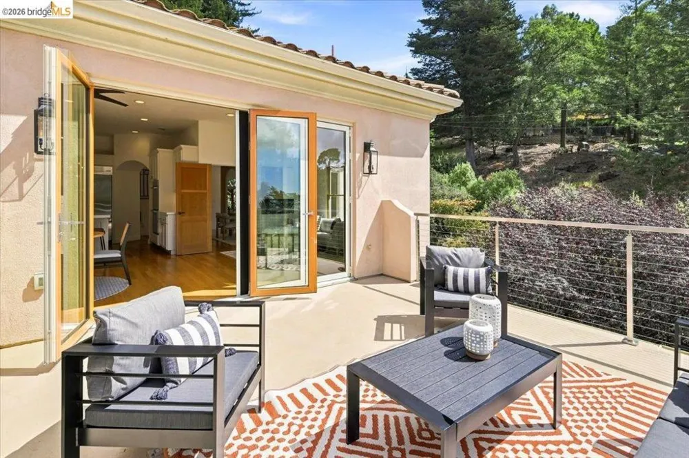 6733 Longwalk Dr Oakland, CA 94611