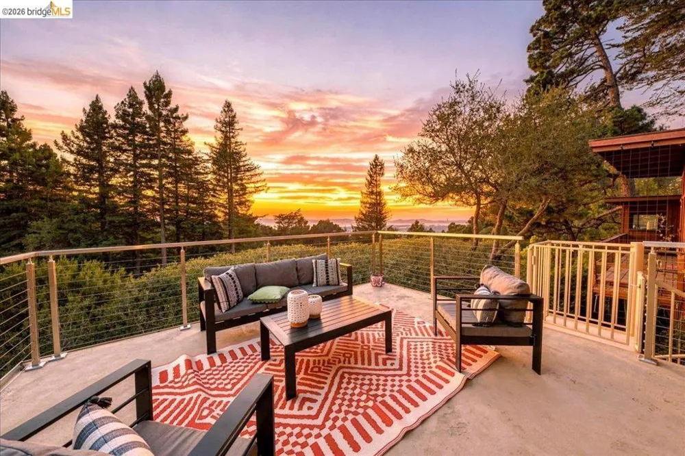 6733 Longwalk Dr Oakland, CA 94611