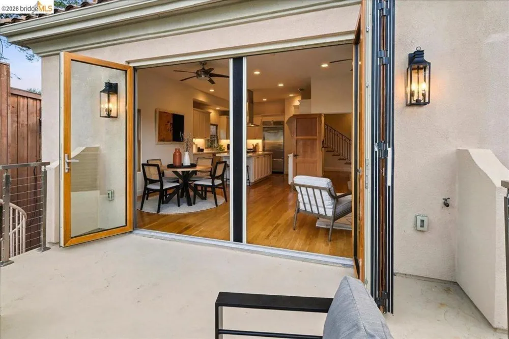 6733 Longwalk Dr Oakland, CA 94611