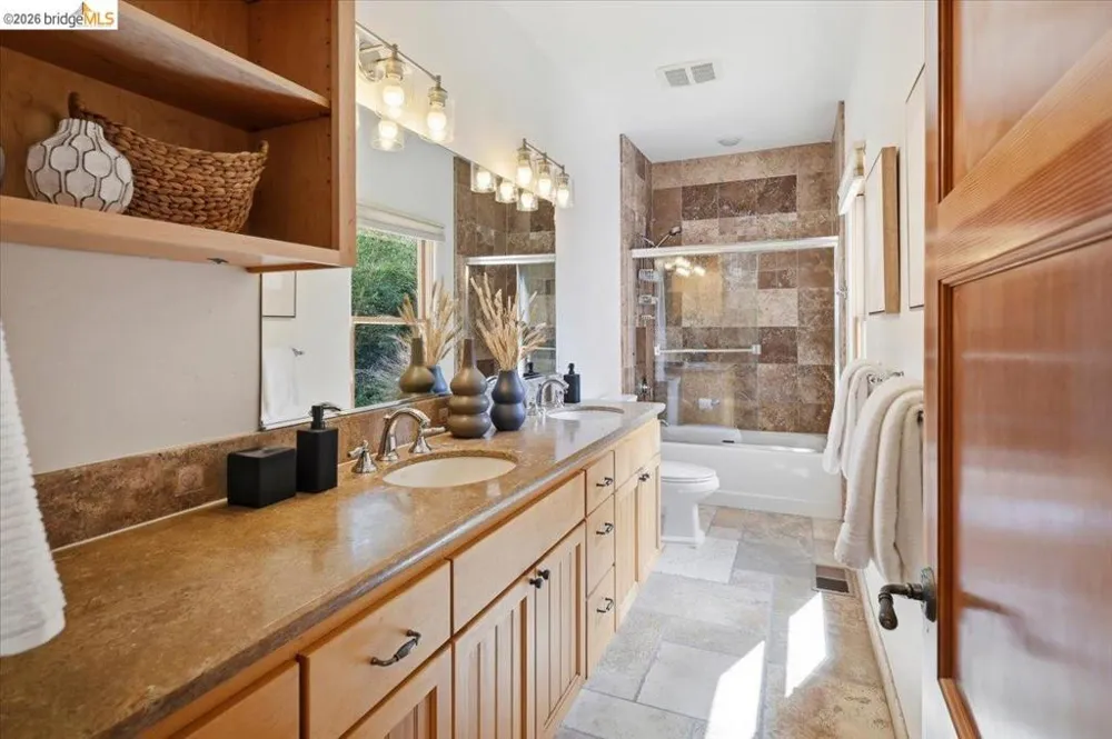 6733 Longwalk Dr Oakland, CA 94611