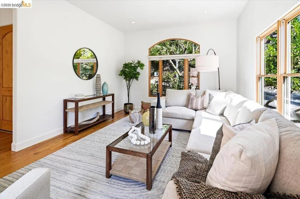 6733 Longwalk Dr Oakland, CA 94611