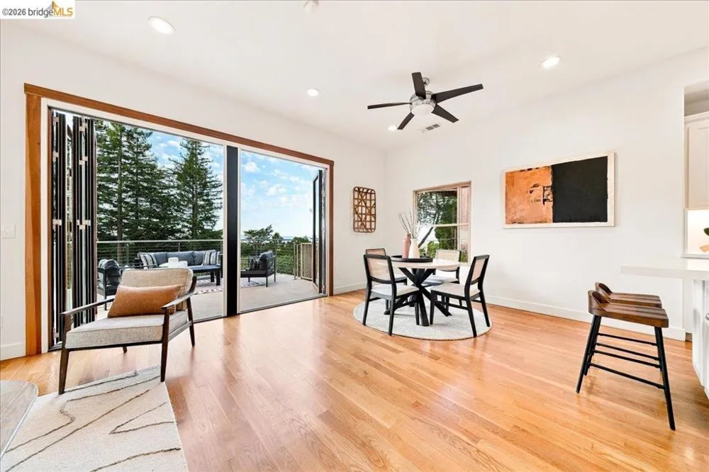 6733 Longwalk Dr Oakland, CA 94611
