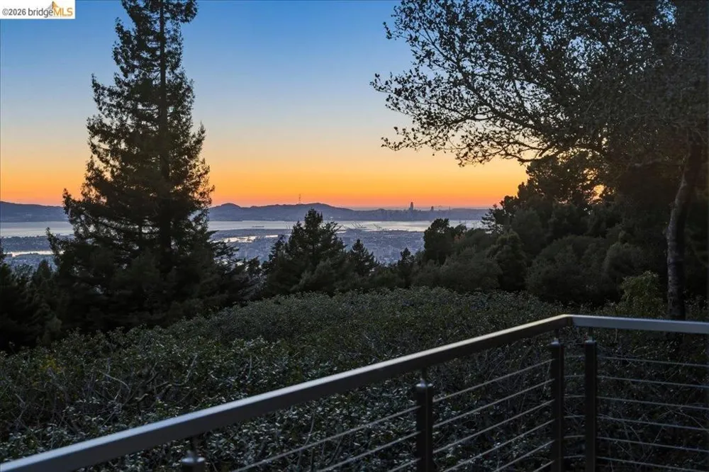 6733 Longwalk Dr Oakland, CA 94611