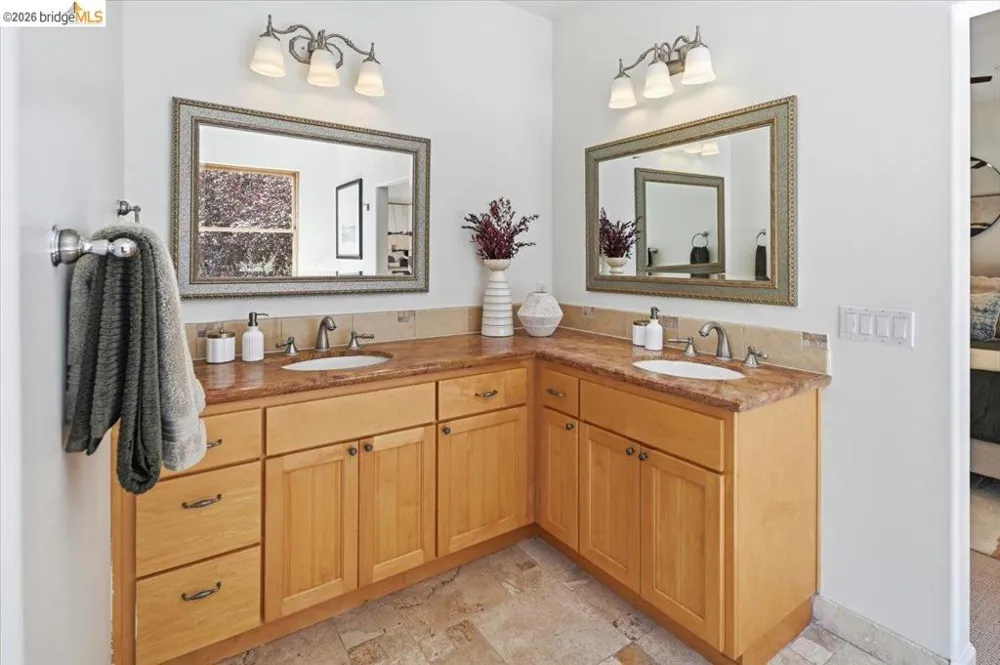 6733 Longwalk Dr Oakland, CA 94611