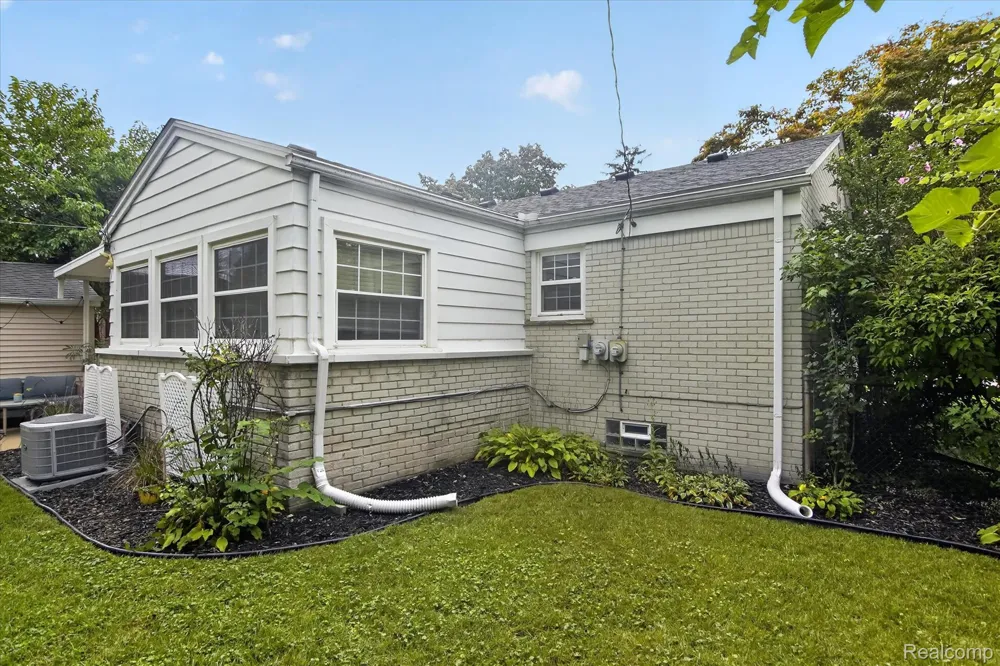29848 Hathaway Street Livonia City, MI 48150