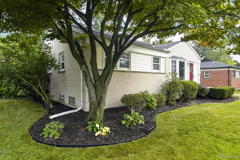 29848 Hathaway Street Livonia City, MI 48150