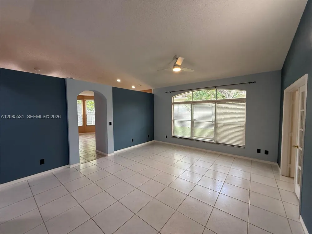 856 NW 132nd Ave Pembroke Pines, FL 33028