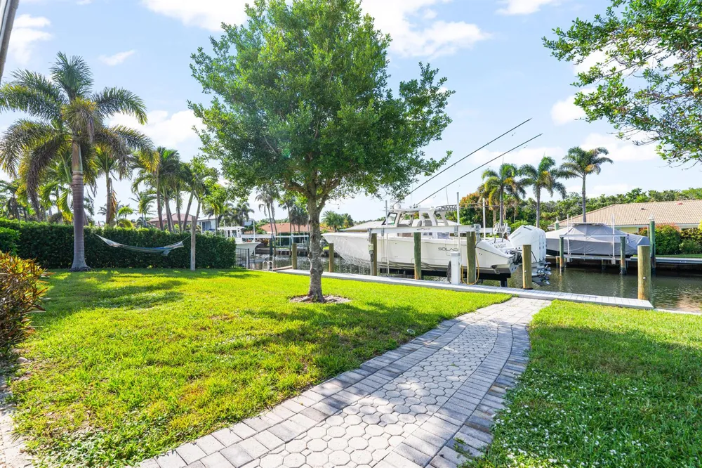 8945 SE HARBOR ISLAND WAY Hobe Sound, FL 33455