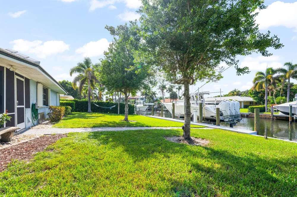8945 SE HARBOR ISLAND WAY Hobe Sound, FL 33455