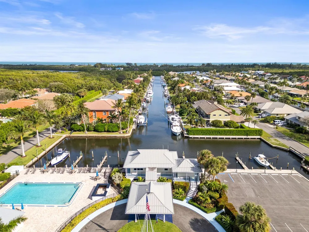 8945 SE HARBOR ISLAND WAY Hobe Sound, FL 33455